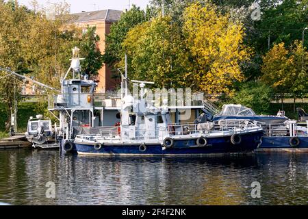 Eine Bucht an der Daugava, gefüllt mit Yachten, Motorbooten und kleinen Booten in Riga, 22. September 2020 Stockfoto