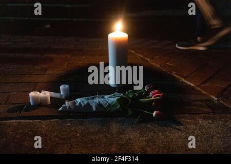 Vor dem Pavillon befindet sich ein kleines Denkmal zu Ehren der acht Menschen, die bei den Schießerei am vergangenen Dienstag in Atlanta getötet wurden. Die philippinische Aktivistengruppe Anakbayan organisierte ìVigil für die Atlanta 8, STOP ASIAN HATEî Veranstaltung im Goodale Park in Columbus, Ohio. Die Veranstaltung war ein sicherer Ort, um über asiatische Erfahrungen des Rassismus zu sprechen, wie man sich in Aktivismus und gipfelte mit einer Kerzenlicht Mahnwache für die Opfer der Schießerei, die am vergangenen Dienstag, 16. März 2021 in Atlanta, Georgia passiert. Stockfoto