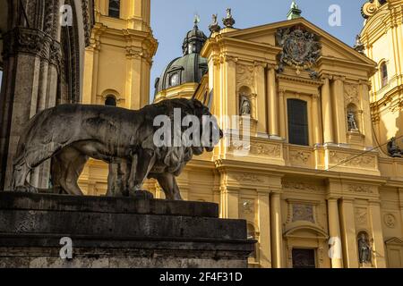 Die Löwenstatuen vor der Feldherrnhalle, Feldmarschallsaal in München Stockfoto