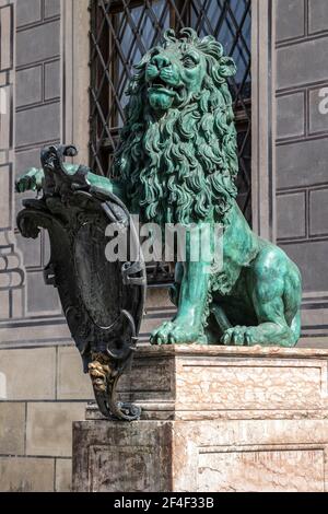 Bayerische Löwenstatue in der Alten Residenz München am Odeonplatz. Residenz Königspalast der bayerischen Könige: Blick auf das Festspielhaus Stockfoto