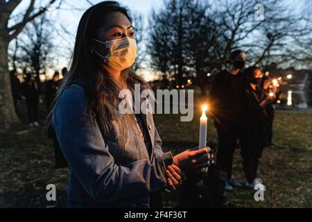 Rachel Dumke, 24, aus Columbus Ohio, hält bei einer Mahnwache für die acht Opfer der Schießerei in Atlanta, Georgia am vergangenen Dienstag eine brennende Kerze in der Hand. Die philippinische Aktivistengruppe Anakbayan organisierte ìVigil für die Atlanta 8, STOP ASIAN HATEî Veranstaltung im Goodale Park in Columbus, Ohio. Die Veranstaltung war ein sicherer Ort, um über asiatische Erfahrungen des Rassismus zu sprechen, wie man sich in Aktivismus und gipfelte mit einer Kerzenlicht Mahnwache für die Opfer der Schießerei, die am vergangenen Dienstag, 16. März 2021 in Atlanta, Georgia passiert. (Foto von Stephen Zenner/SOPA Images/Sipa USA) Stockfoto