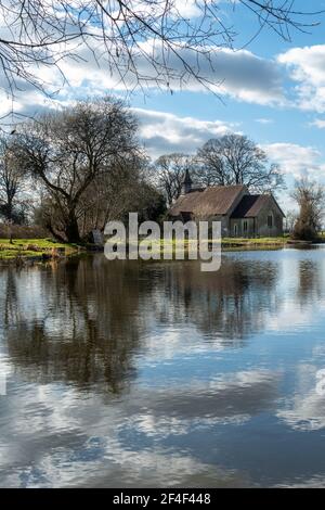 St Leonard's Church im verlassenen Hampshire Dorf Hartley Mauditt, England, Großbritannien, Blick über den See Stockfoto