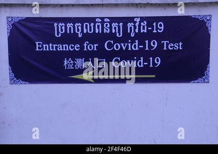 Dreisprachiges Covid - 19 Prüfstelle Zeichen am Khmer - Sowjetische Freundschaftskrankenhaus (das Russische Krankenhaus) während der Coronavirus-Pandemie. Phnom Penh, Kambodscha. © Kraig Lieb Stockfoto