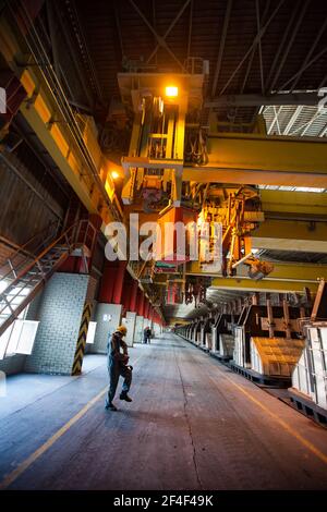 Aluminiumelektrolyseanlage. Schlackenhandling Kran und Elektrolyse Bäder. Mitarbeiter mit Fernbedienung. Stockfoto