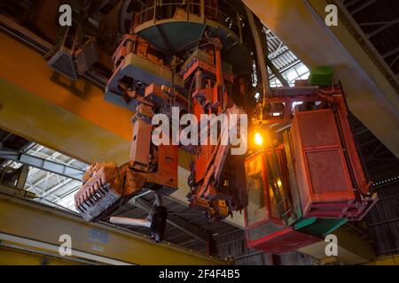 Aluminiumelektrolyseanlage. Nahaufnahme der Maschine für die Handhabung von Schlacken. Schlackeneimer. Stockfoto