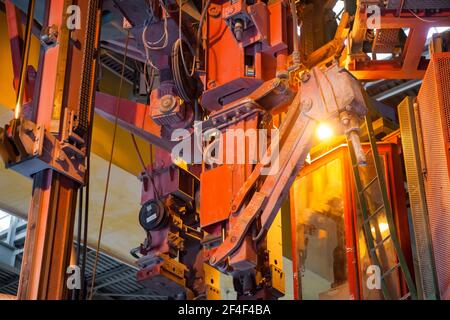 Aluminium-Elektrolyse-Anlage. Orange Schlacke Handling Kran Maschine close-up. Stockfoto