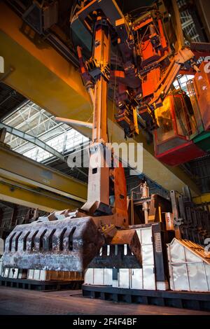 Pavlodar, Kasachstan - Mai 05 2012: Aluminium-Elektrolyse-Anlage. Schlackenkran mit Eimer und Fahrerhaus. Elektrolysebäder auf dem Hintergrund Stockfoto