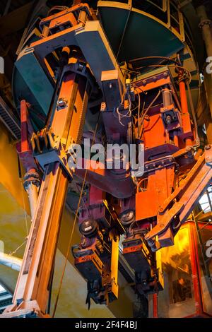 Aluminiumelektrolyseanlage. Nahaufnahme der Maschine für die Handhabung von Schlacken. Mechanische Elemente (Teile). Stockfoto