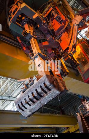 Pavlodar, Kasachstan - Mai 05 2012: Aluminium-Elektrolyse-Anlage. Schlackenkran mit Eimer und Fahrerhaus. Elektrolysebäder auf dem Hintergrund Stockfoto