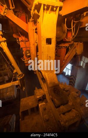 Pavlodar, Kasachstan - Mai 05 2012: Aluminium-Elektrolyse-Anlage. Nahaufnahme der Maschine für die Handhabung von Schlacken. Mechanische Elemente (Teile). Stockfoto