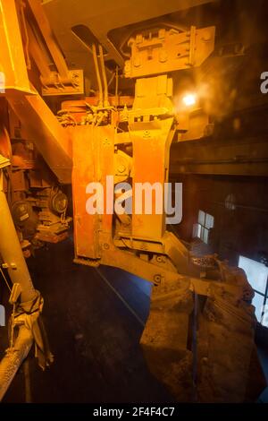 Pavlodar, Kasachstan - Mai 05 2012: Aluminium-Elektrolyse-Anlage. Nahaufnahme der Maschine für die Handhabung von Schlacken. Schlackeneimer. Stockfoto