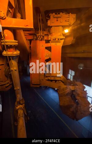 Pavlodar, Kasachstan - Mai 05 2012: Aluminium-Elektrolyse-Anlage. Nahaufnahme der Maschine für die Handhabung von Schlacken. Schlackeneimer. Stockfoto