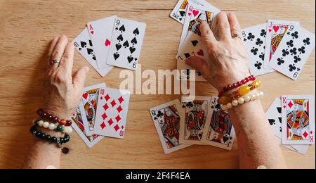 Ratekarten lesen, Oma Magie, Wahrsagen, Frauen Hände, Schicksal Vorhersage Stockfoto