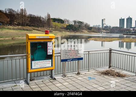 Seoul, Südkorea-März 2018: Lebensrettende Ausrüstung Aufbewahrungsbox im Seoul Olympic Park See. Stockfoto