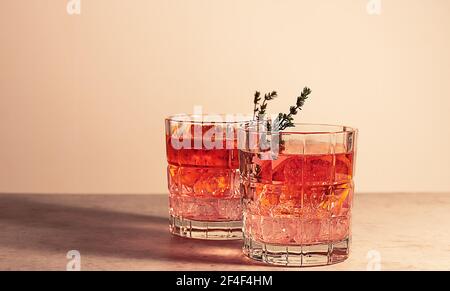 Pink Gin Cocktail mit roter Blutorange und Eis. Ein alkoholisches, erfrischendes Getränk. Stockfoto