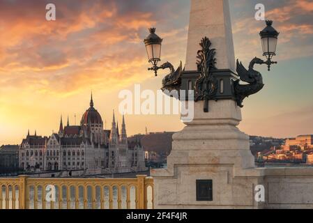 Margaretenbrücke und Ungarisches Parlamentsgebäude. Erstaunliche Zusammensetzung der ungarischen Denkmäler. Stockfoto