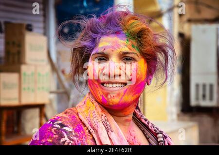 Pushkar in Rajasthan, Indien, 10th. März 2020: Menschen feiern Holi Festival werfen Farben und Tanz auf der Straße Stockfoto