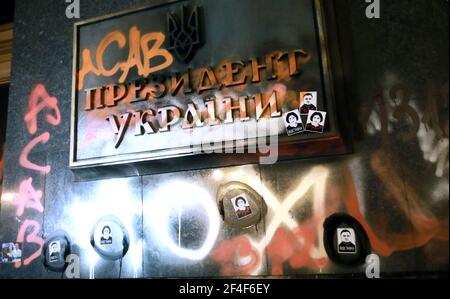 Kiew, Ukraine. März 2021, 20th. KIEW, UKRAINE - 20. MÄRZ 2021 - Grafitti bedeckt die Wände des Büros des Präsidenten nach dem nicht hören? Sie werden sehen! Kundgebung am Geburtstag des ehemaligen Führers des rechten Sektors in der Region Odesa Serhii Sternenko, Kiew, Hauptstadt der Ukraine statt. Kredit: Ukrinform/Alamy Live Nachrichten Stockfoto