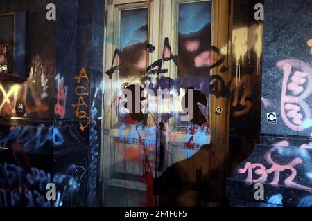 Kiew, Ukraine. März 2021, 20th. KIEW, UKRAINE - 20. MÄRZ 2021 - Grafitti und gebrochene Türen sind im Büro des Präsidenten in der Bankova Straße 11 zu sehen, nachdem die nicht hören? Sie werden sehen! Kundgebung am Geburtstag des ehemaligen Führers des rechten Sektors in der Region Odesa Serhii Sternenko, Kiew, Hauptstadt der Ukraine statt. Kredit: Ukrinform/Alamy Live Nachrichten Stockfoto