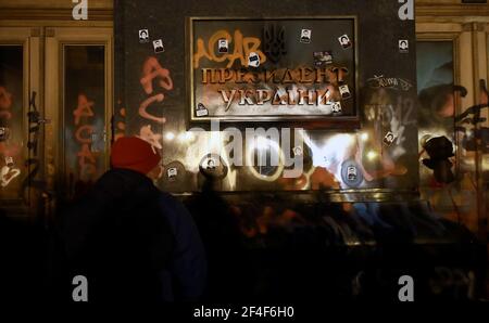 Kiew, Ukraine. März 2021, 20th. KIEW, UKRAINE - 20. MÄRZ 2021 - Grafitti bedeckt die Wände des Büros des Präsidenten nach dem nicht hören? Sie werden sehen! Kundgebung am Geburtstag des ehemaligen Führers des rechten Sektors in der Region Odesa Serhii Sternenko, Kiew, Hauptstadt der Ukraine statt. Kredit: Ukrinform/Alamy Live Nachrichten Stockfoto