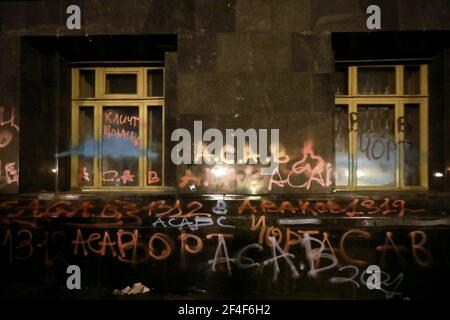 Kiew, Ukraine. März 2021, 20th. KIEW, UKRAINE - 20. MÄRZ 2021 - Grafitti bedeckt die Wände des Büros des Präsidenten nach dem nicht hören? Sie werden sehen! Kundgebung am Geburtstag des ehemaligen Führers des rechten Sektors in der Region Odesa Serhii Sternenko, Kiew, Hauptstadt der Ukraine statt. Kredit: Ukrinform/Alamy Live Nachrichten Stockfoto