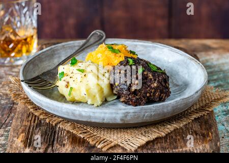 Haggis, Neeps und Tatties (Haggis mit Rüben und Kartoffeln) - traditionelles schottisches Gericht für Burns Night Stockfoto