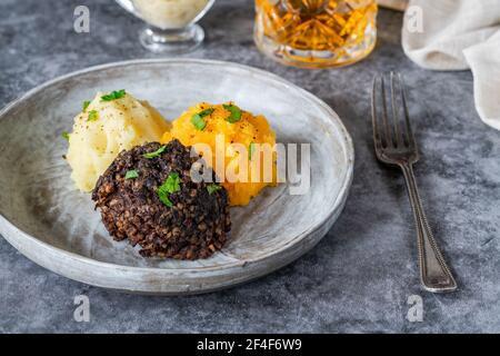 Haggis, Neeps und Tatties (Haggis mit Rüben und Kartoffeln) - traditionelles schottisches Gericht für Burns Night Stockfoto