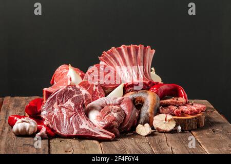 Verschiedene Sorten von verschiedenen rohen Rindfleisch Fleischteilen Stockfoto