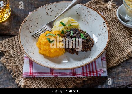 Haggis, Neeps und Tatties (Haggis mit Rüben und Kartoffeln) - traditionelles schottisches Gericht für Burns Night Stockfoto