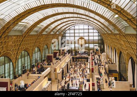 16. Juni 2015: Musee dOrsay Clock, Victor Laloux, Main Hall of Musee dOrsay in paris, frankreich, am linken Seineufer. Es ist in der Form untergebracht Stockfoto