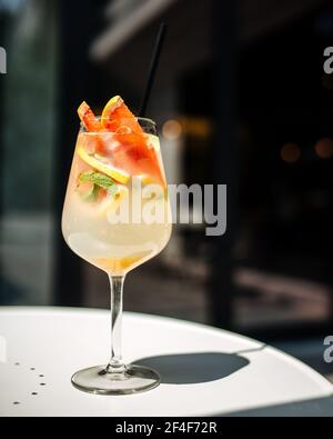 Frischer Zitrus Sommer alkoholischer Cocktail in einem Glas Stockfoto