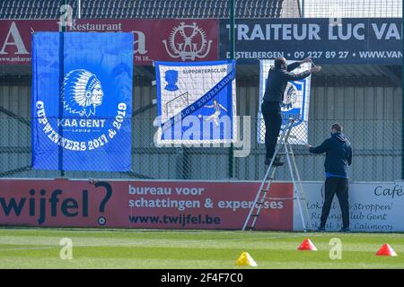 Oostakker, Belgien. 20th Mar, 2021. Hängende Fahnen vor einem weiblichen Fußballspiel zwischen AA Gent Ladies und RSC Anderlecht am 17th Spieltag der Saison 2020 - 2021 der belgischen Scooore Womens Super League, samstag 20. März 2021 in Oostakker, Belgien . FOTO SPORTPIX.BE - STIJN AUDOOREN Quelle: SPP Sport Press Foto. /Alamy Live Nachrichten Stockfoto