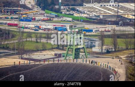 Luftaufnahme, Haniel Schlackehaufen mit verwinkelten Turm und Bergarena, Schlackehaufen mit Totems von Agustín Ibarrola, Bottrop, Ruhrgebiet, Nordrhein-Westph Stockfoto