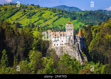 Attraktive mittelalterliche Gebäude mit fantastischen Dracula Burg auf den hohen Klippen, Bran, Siebenbürgen, Rumänien, Europa Stockfoto