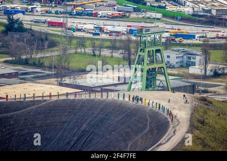 Luftaufnahme, Haniel Schlackehaufen mit verwinkelten Turm und Bergarena, Schlackehaufen mit Totems von Agustín Ibarrola, Bottrop, Ruhrgebiet, Nordrhein-Westph Stockfoto