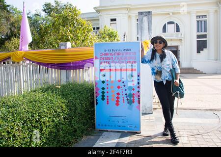 Reisende thai Frauen posieren Porträt für Foto und Reise zu nehmen Veranstaltung besuchen Chiang Mai Design Week Festival im Lanna Folklife Museum und Träumer-Platz Stockfoto