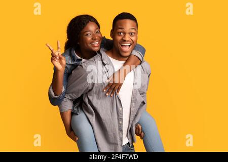 Glücklich African American Paar Mit Spaß Zusammen, Schwarz Guy Huckepack Seine Freundin Stockfoto