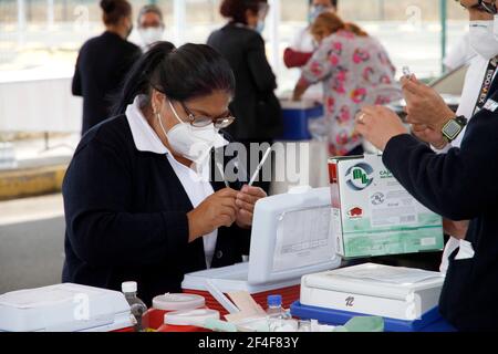 Non Exclusive: NEZAHUALCOYOTL STADT, MEXIKO - MÄRZ 19: Ein Gesundheitsarbeiter bereitet Sinovac Covid19-Impfstoff vor, bevor er einem älteren Menschen in der Sports City injiziert Stockfoto