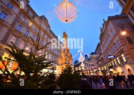 Weihnachtsbaumverkauf an einem Adventabend in der Fußgängerzone Graben in der prachtvoll geschmückten Altstadt von Wien. Stockfoto