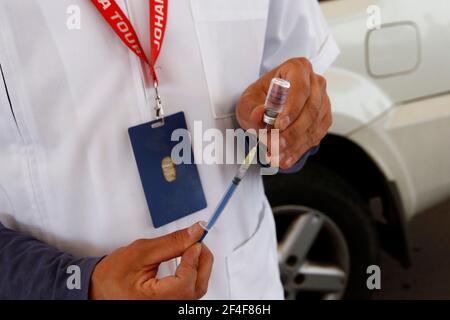 Non Exclusive: NEZAHUALCOYOTL STADT, MEXIKO - MÄRZ 19: Ein Gesundheitsarbeiter bereitet Sinovac Covid19-Impfstoff vor, bevor er einem älteren Menschen in der Sports City injiziert Stockfoto