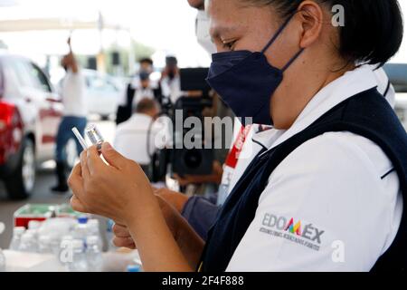 Non Exclusive: NEZAHUALCOYOTL STADT, MEXIKO - MÄRZ 19: Ein Gesundheitsarbeiter bereitet Sinovac Covid19-Impfstoff vor, bevor er einem älteren Menschen in der Sports City injiziert Stockfoto