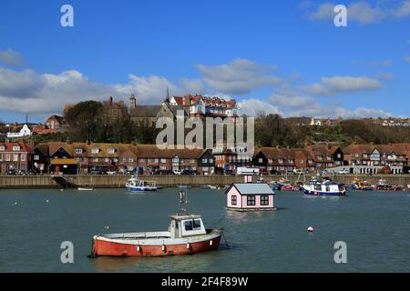 Fischerboote und schwimmende Hauskunst im Hafen bei Flut vom Harbor Arm Parkplatz, Folkestone, Kent, England, Vereinigtes Königreich Stockfoto