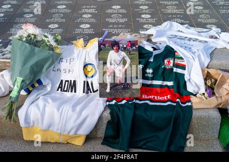 Peter Patrick Lorimer Memorial, Elland Road Leeds 20. März 202. Peter Lorimer (14. Dezember 1946 – 20. März 2021) war ein schottischer Profi-Fußballer, am besten bekannt für seine Zeit mit Leeds United und Schottland während der Ende 1960s und Anfang 1970s. Stockfoto