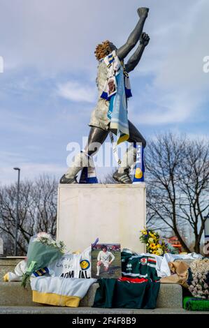 Peter Patrick Lorimer Memorial, Elland Road Leeds 20. März 202. Peter Lorimer (14. Dezember 1946 – 20. März 2021) war ein schottischer Profi-Fußballer, am besten bekannt für seine Zeit mit Leeds United und Schottland während der Ende 1960s und Anfang 1970s. Stockfoto