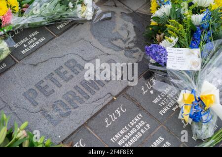 Peter Patrick Lorimer Memorial, Elland Road Leeds 20. März 202. Peter Lorimer (14. Dezember 1946 – 20. März 2021) war ein schottischer Profi-Fußballer, am besten bekannt für seine Zeit mit Leeds United und Schottland während der Ende 1960s und Anfang 1970s. Stockfoto