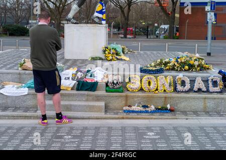 Peter Patrick Lorimer Memorial, Elland Road Leeds 20. März 202. Peter Lorimer (14. Dezember 1946 – 20. März 2021) war ein schottischer Profi-Fußballer, am besten bekannt für seine Zeit mit Leeds United und Schottland während der Ende 1960s und Anfang 1970s. Stockfoto