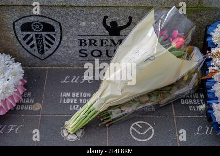 Peter Patrick Lorimer Memorial, Elland Road Leeds 20. März 202. Peter Lorimer (14. Dezember 1946 – 20. März 2021) war ein schottischer Profi-Fußballer, am besten bekannt für seine Zeit mit Leeds United und Schottland während der Ende 1960s und Anfang 1970s. Stockfoto