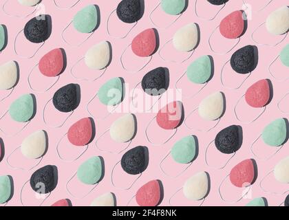 Konjac Schwamm Null Abfall Schönheit Werkzeuge bunte Muster auf rosa Stockfoto