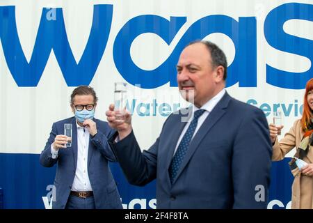 Der belgische Geschäftsmann Marc Coucke und der wallonische Vizepräsident Willy Borsus Trinken Sie ein Glas Wasser an der Öffnung eines Abwasserrecycling-Anlage Stockfoto