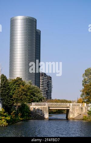 Hochhäuser am Ufer der Daugava in Riga, Lettland, 22. September 2020 Stockfoto